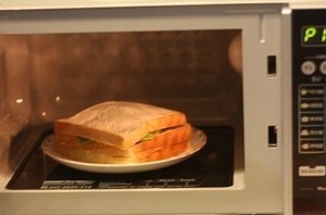 面包可以放微波炉加热吗