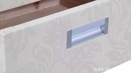 橱柜门板后的五金件