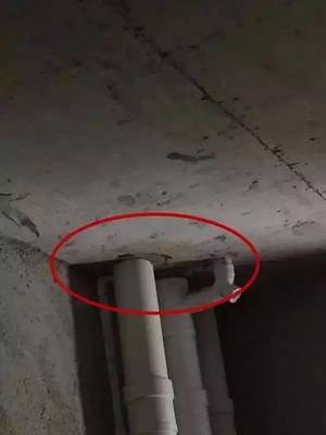 楼梯间厨房外墙渗水起皮