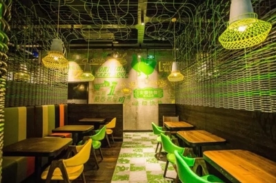 快餐店吧台和厨房通透设计