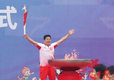 验船师登船检查机舱