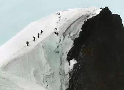 做梦梦见爬雪山