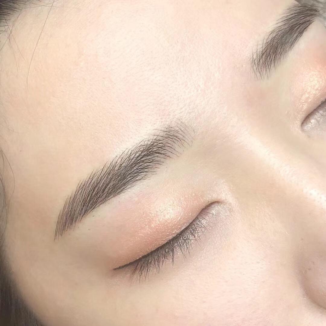 纹眉变红怎么回事