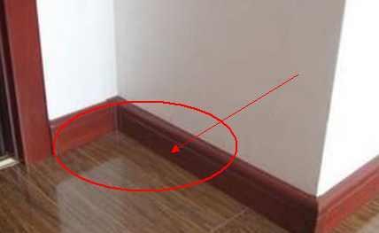 地板用装地脚线吗