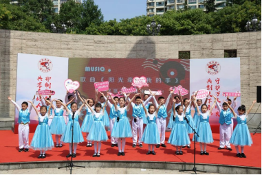 宝宝手往后反着图片