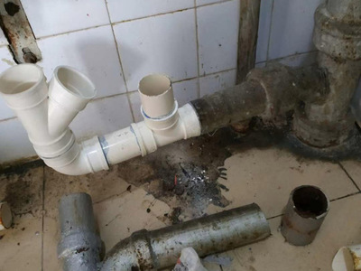 连接马桶的水管漏水