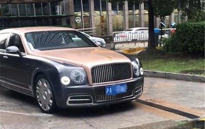 车牌可以过户给配偶吗