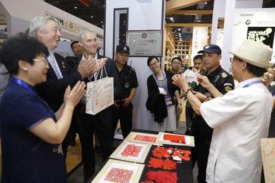 宝宝几个月会撕纸