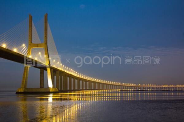 月光下的瓦斯科·达伽马大桥