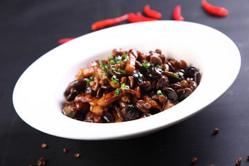 过油肉配香菇
