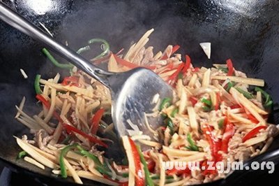 梦见自己炒菜给别人吃