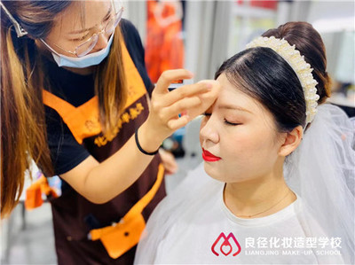 培训美容化妆班