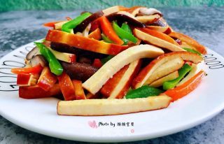 青椒炒胡萝卜能和香菇
