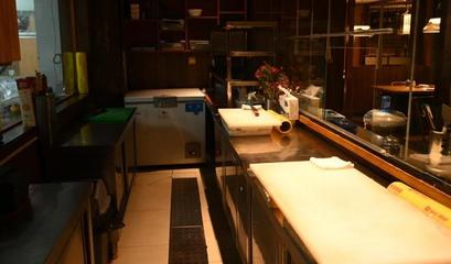 酒店厨房餐具分类摆放