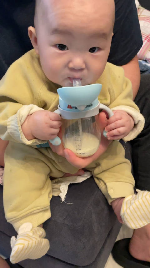 可以用吸管杯喝奶粉吗