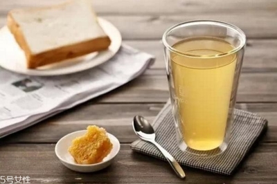 经期可以喝蜂蜜水吗?喝蜂蜜水对经期有好处吗?
