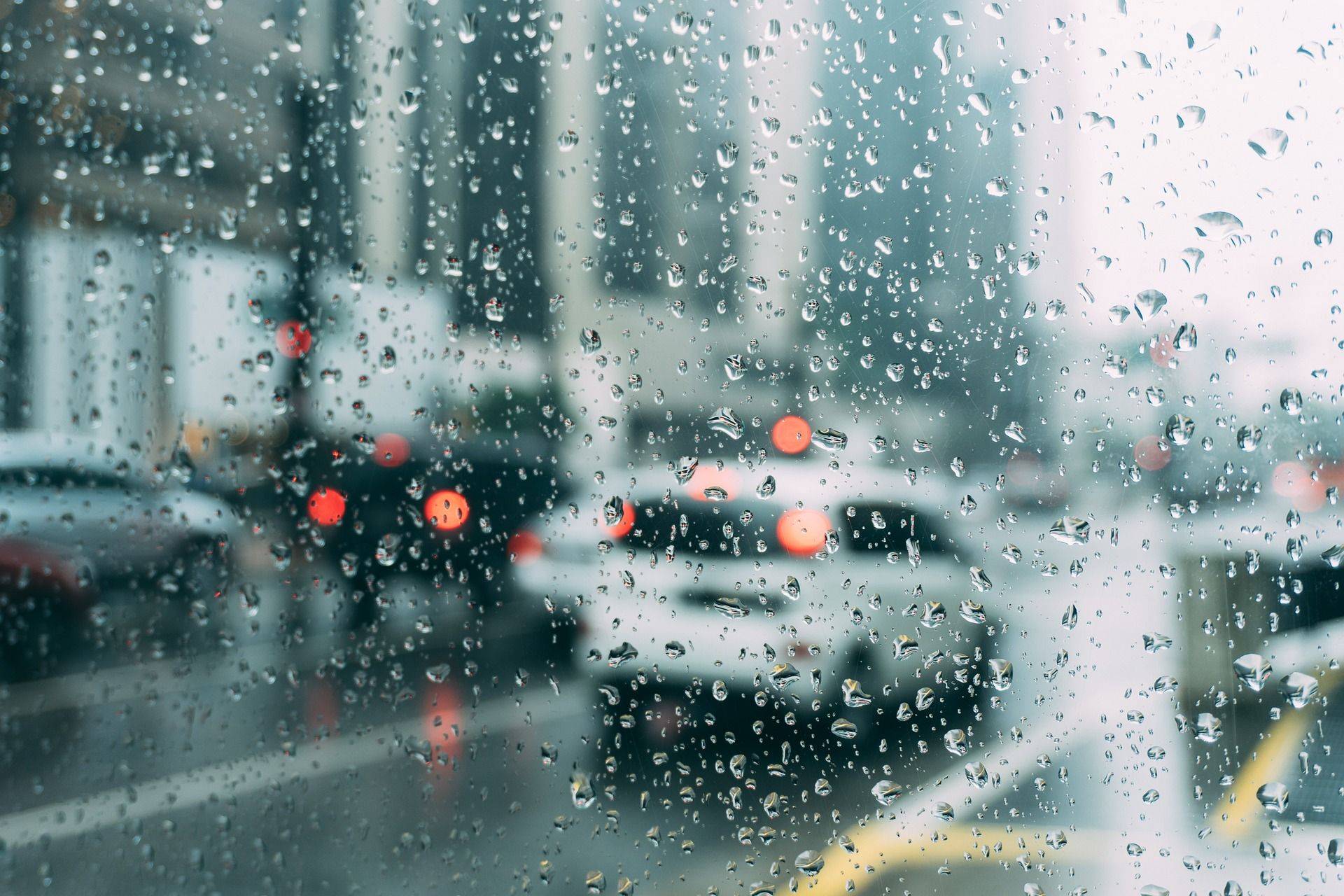 女人梦见大雨淋湿自己
