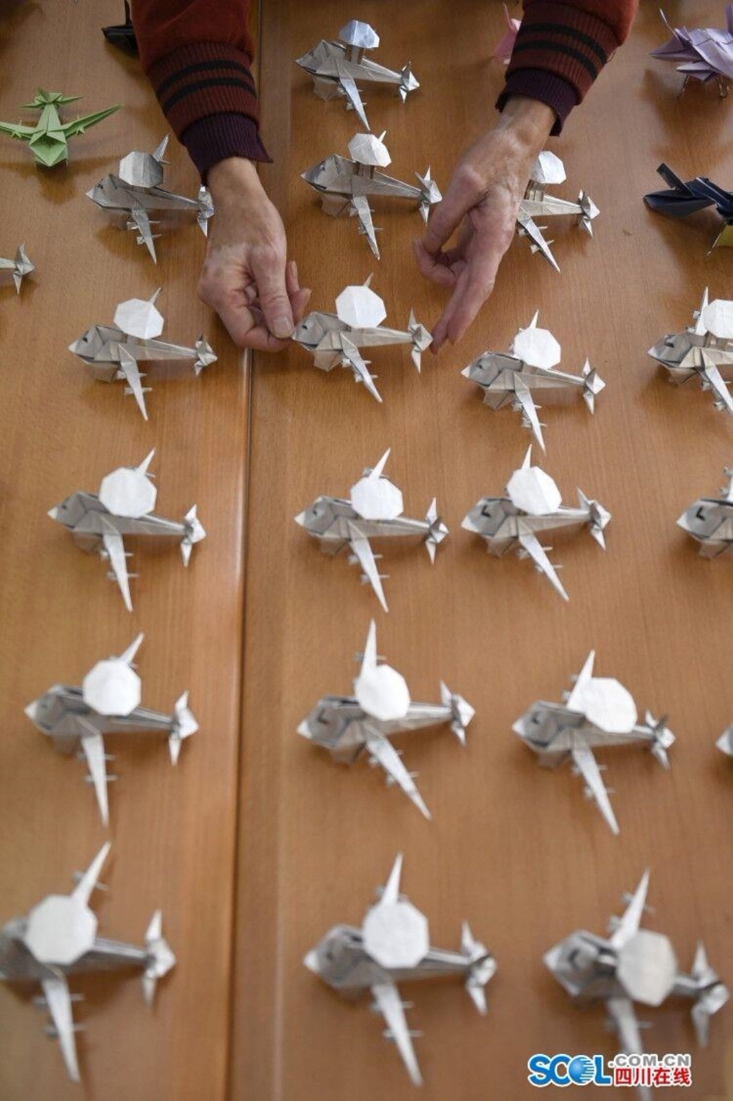 女兵折纸飞机教程视频下载