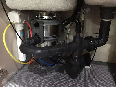 橱柜水管接口处松动